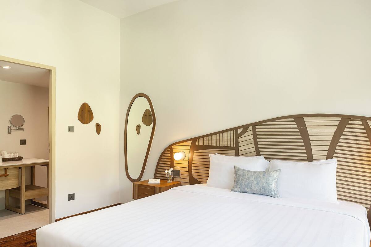 One Bedroom Chalet | Frigobar, cofres nos quartos, escrivaninha, cortinas blackout