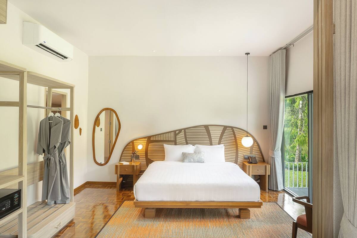Lake View One Bedroom Chalet | Frigobar, cofres nos quartos, escrivaninha, cortinas blackout