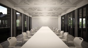 Une salle de conférence avec une longue table, des chaises et de grandes fenêtres.