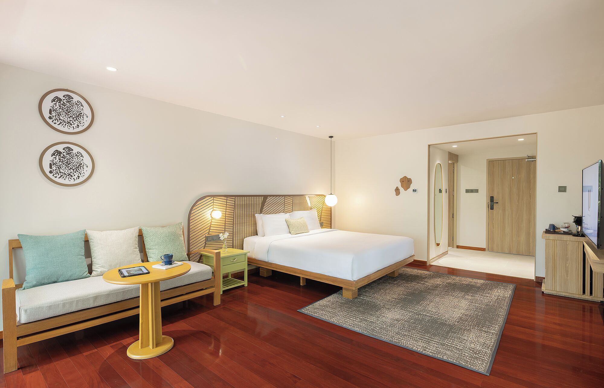 Deluxe kamer, hoek | Een kluis op de kamer, een bureau, verduisterende gordijnen