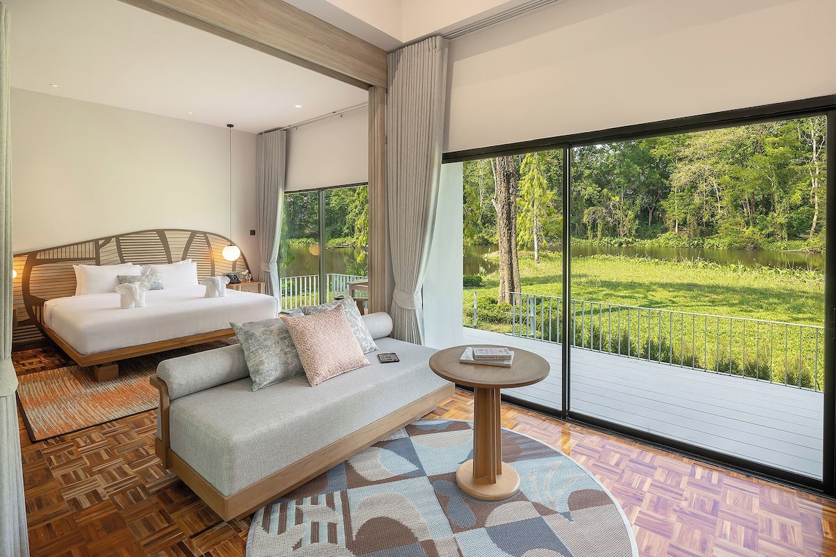 Lake Front One Bedroom Chalet with Bathtub | Frigobar, cofres nos quartos, escrivaninha, cortinas blackout