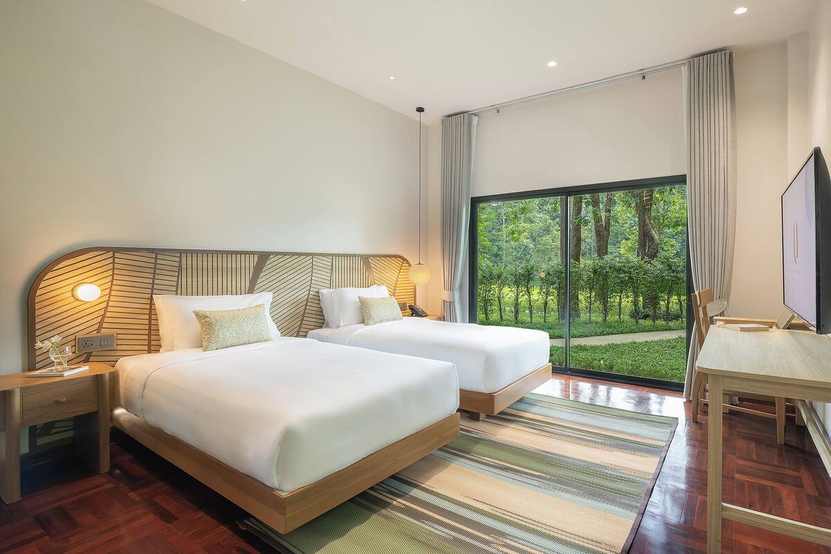Two Bedroom Chalet | Frigobar, cofres nos quartos, escrivaninha, cortinas blackout