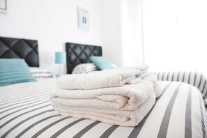 4 slaapkamers, een strijkplank/strijkijzer, reisbedje, gratis wifi