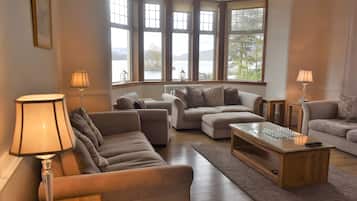 Luxury House, 6 Bedrooms | Ruang tamu | TV LCD