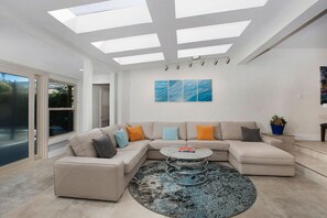 Smart TV, chimenea, libros y oficina 