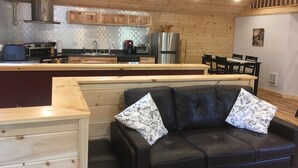 Una cocina moderna con armarios de madera, un refrigerador de acero inoxidable y un horno empotrado.