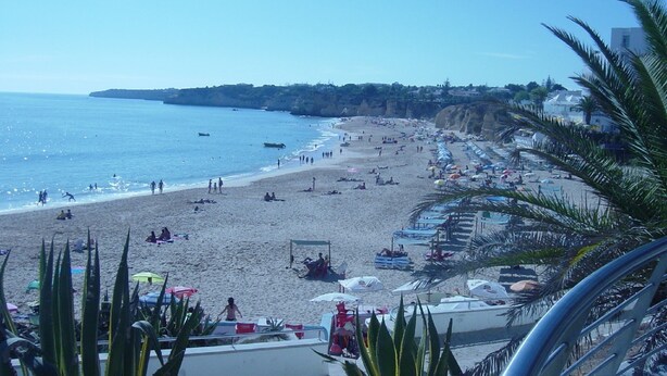 A beach with people, umbrellas, and boats. - Confortable T1 in promenade of the sea and beach, sea view, Armação Pêra Algarve (Armação de Pêra)