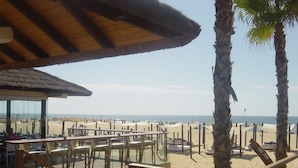 A beachside restaurant with outdoor seating overlooking the ocean. - Confortable T1 in promenade of the sea and beach, sea view, Armação Pêra Algarve (Armação de Pêra)