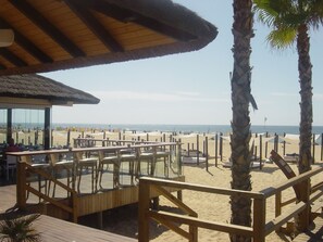 Outdoor dining - Confortable T1 in promenade of the sea and beach, sea view, Armação Pêra Algarve (Armação de Pêra)
