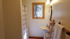 Kombinert dusj/badekar, hårføner, håndklær og toalettpapir