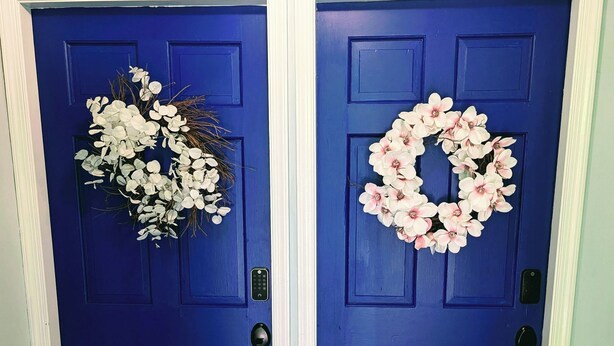 Two blue doors with white trim, each adorned with a floral wreath. - Steps to US Capitol - US Supreme Court and Monuments (Washington)