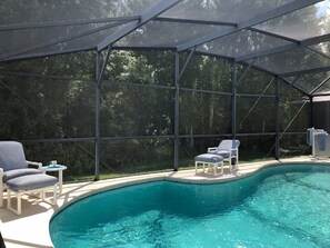 Una piscina al aire libre, una piscina climatizada
