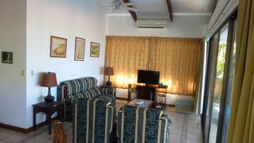 Smart TV, reproductor de DVD, tenis de mesa y libros