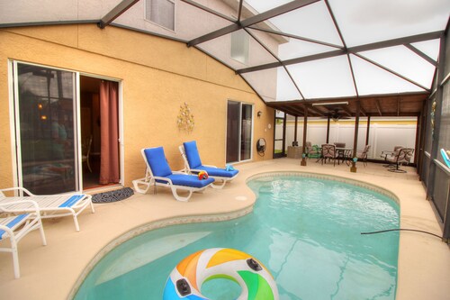 Luxury-teemahuone Villa - Yksityinen uima-allas ja leikkikenttä! Pelihuone.  🛏🥂pool pöytä