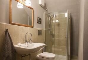 Tina con regadera, amenidades de baño ecológicas, secadora de cabello 