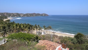 Beach nearby, sun loungers, beach towels