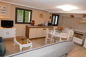 Kylskåp, mikrovågsugn, ugn och spishäll