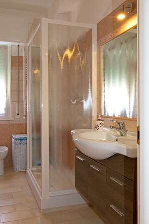 Dusche, Haartrockner, Bidet, Handtücher