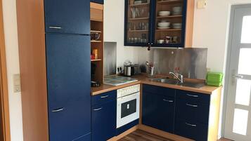 Kühlschrank, Ofen, Herdplatte, Wasserkocher mit Kaffee-/Teezubehör