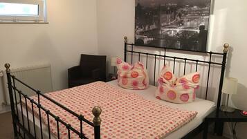 1 Schlafzimmer, BĂŒgeleisen/BĂŒgelbrett, Internetzugang, BettwĂ€sche
