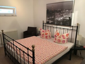 1 slaapkamer, een strijkplank/strijkijzer, internet, beddengoed