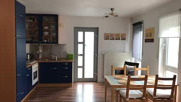 Fridge, oven, stovetop, coffee/tea maker