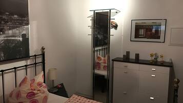 1 slaapkamer, een strijkplank/strijkijzer, internet, beddengoed