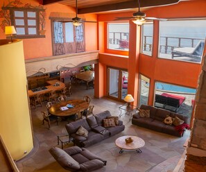 スマートテレビ、暖炉、DVD プレーヤー、書庫