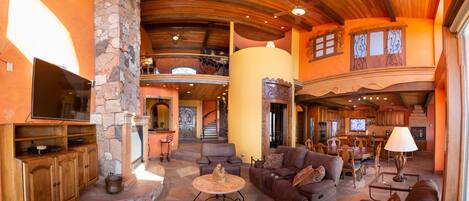 Smart TV, chimenea, reproductor de DVD y libros