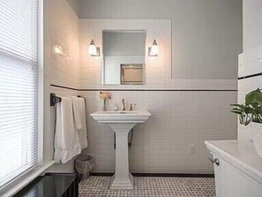 Een douche, een haardroger, handdoeken, zeep