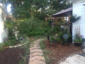 Property grounds - Cottage/Tiny House Living Accommodation in Beaufort for Cost-conscious Traveler  (Beaufort)