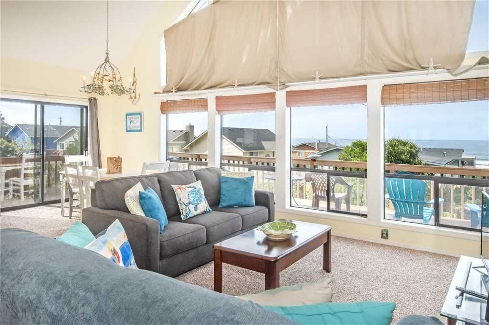 Televisie, een open haard, een dvd-speler en een tafeltennistafel