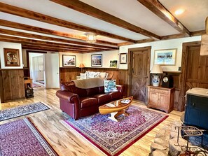 TV connectée, cheminée, livres