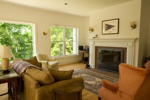 Smart TV, fireplace, DVD player, ping pong - Immaculate Boothbay Region Waterfront Home With Electric Vehicle Charging (Edgecomb)