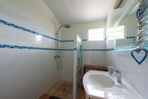 Shower, hair dryer, towels, soap - Villa with terrace and breathtaking sea view a few steps from the beach (Le Diamant)