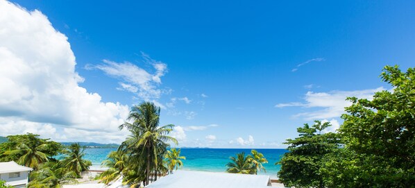 En la playa, camastros y toallas de playa 