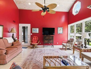 Smart TV, fireplace, video games, stereo - Almost Level Lot, Dock with Sun Deck, Pontoon rental, (25 min. from Clemson) (Townville)