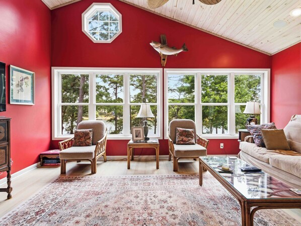 Smart TV, fireplace, video games, stereo - Almost Level Lot, Dock with Sun Deck, Pontoon rental, (25 min. from Clemson) (Townville)