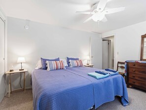 4 bedrooms, iron/ironing board, free WiFi, bed sheets - Almost Level Lot, Dock with Sun Deck, Pontoon rental, (25 min. from Clemson) (Townville)