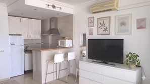 Coffee/tea maker, fridge, microwave, stovetop