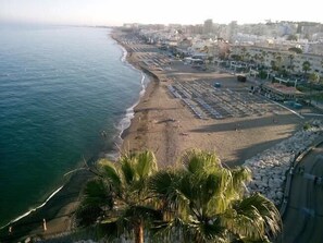 On the beach - THE MOST AWESOME VIEWS! SWIMMING POOL+GARAGE+DIRECT ELEVATOR TO BEACH&PROMENADE (Torremolinos)