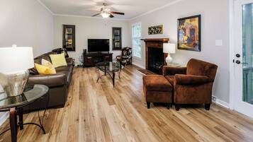 Una Smart TV, un futbolín, libros