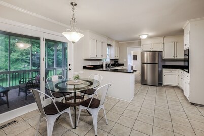 Beautiful Home Close To Everything