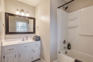 Combined shower/bathtub, hair dryer, towels, soap - Beautiful Home Close To Everything (Greenville)