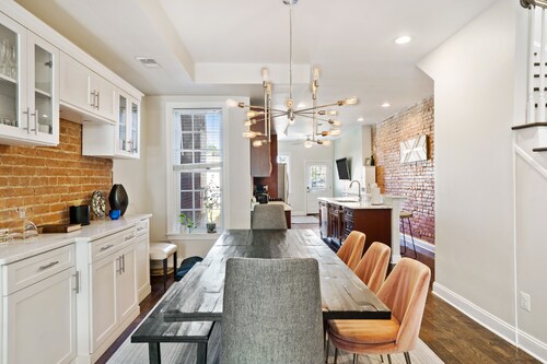 Spacious luxury rowhouse in the heart of DC. (With lots of plants!)