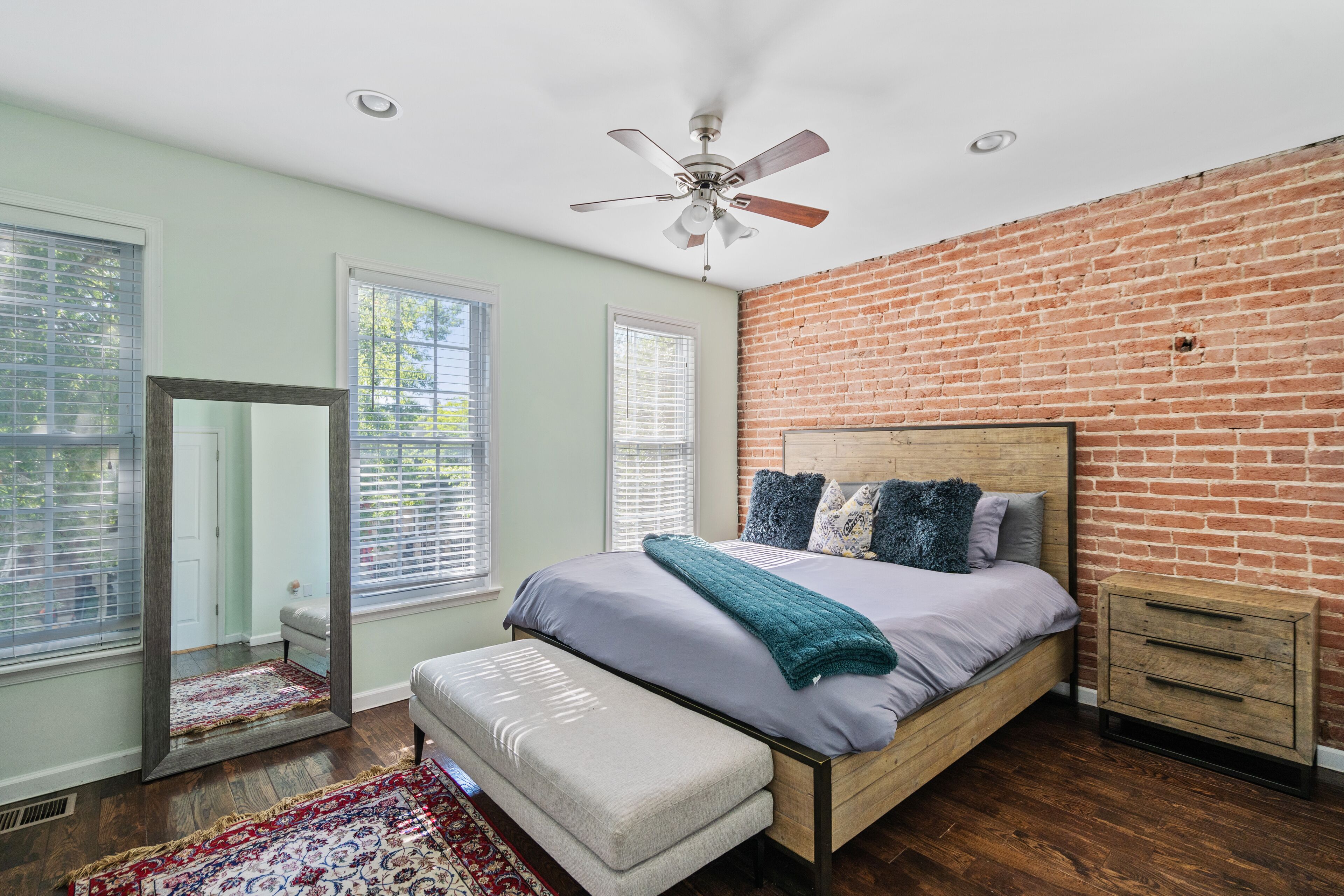 3 slaapkamers, een strijkplank/strijkijzer, gratis wifi, beddengoed