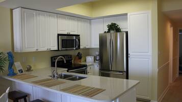 Coffee/tea maker, fridge, microwave, oven