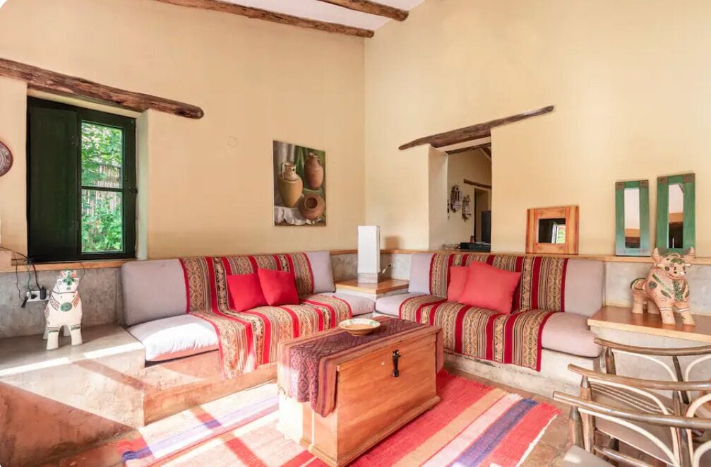 Smart-TV, Kamin, DVD-Player, Bücher