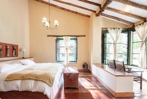 4 bedrooms, iron/ironing board, free WiFi, bed sheets