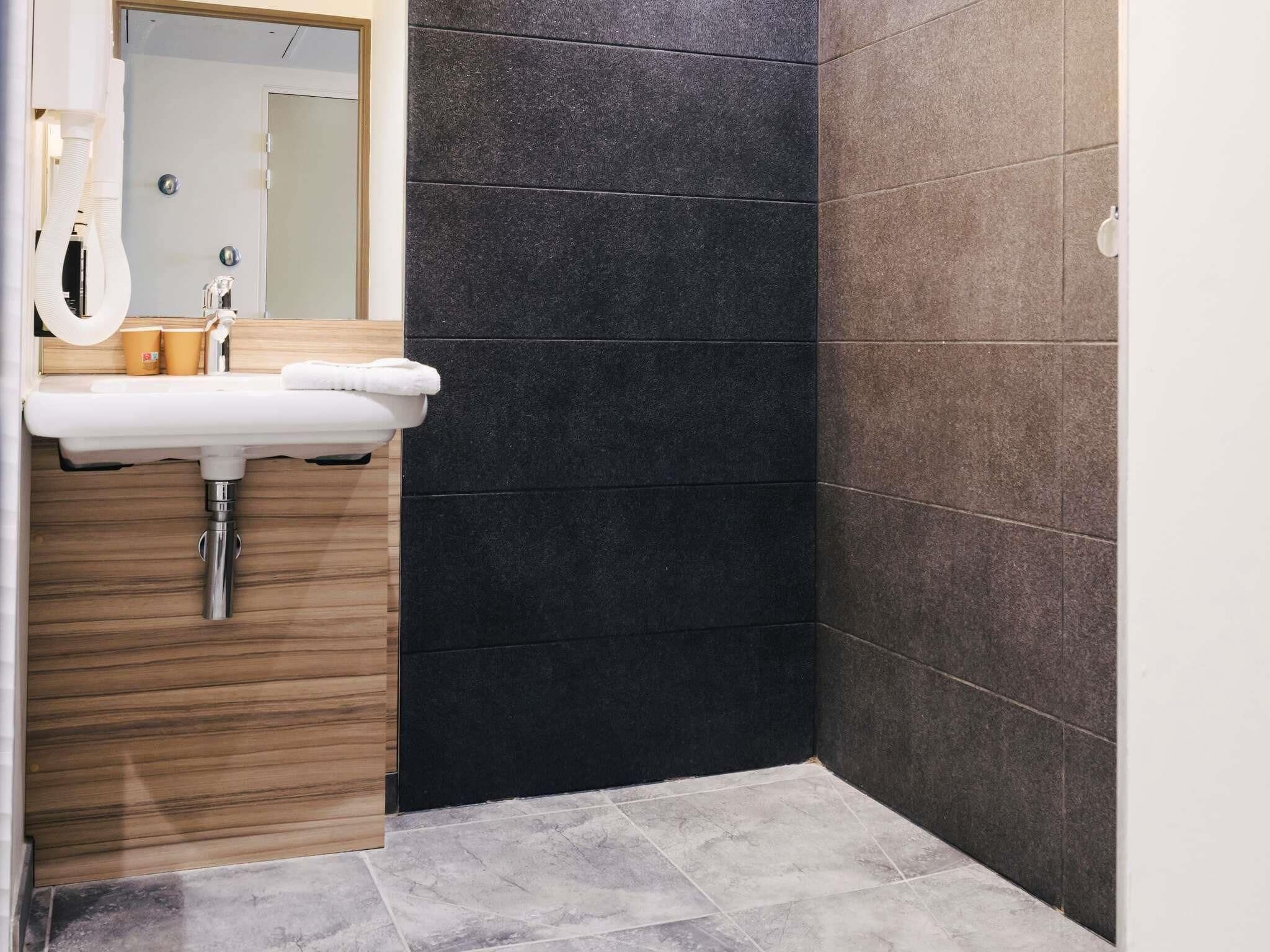 Standard Room, 2 Twin Beds, Accessible | Soundproofing, free WiFi, bed sheets, alarm clocks